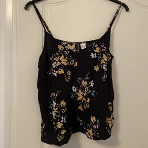 Fint linne från H&M  - Fint blommigt linne från H&M. Fint skick. 