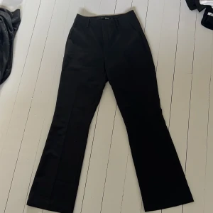 Bootcut kostymbyxa - Kostymbyxor från bikbok, bootcut, endast använda fåtal gånger, nyskick 
