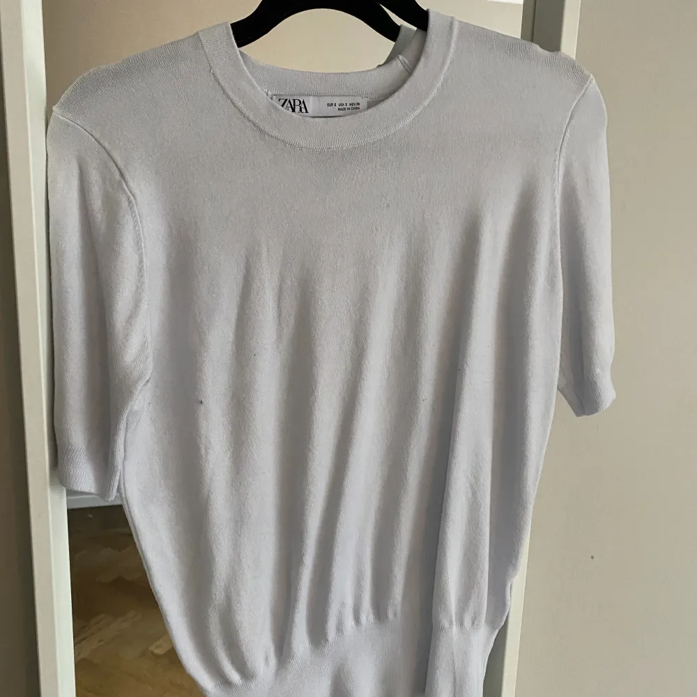 Superfin vit/grå T-shirt från zara i lite tjockare material. Sitter så snyggt på!! Använder inte längre🥰skriv för fler bilder😌. T-shirts.