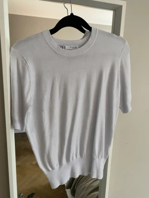 Vit stickad T-shirt  - Superfin vit/grå T-shirt från zara i lite tjockare material. Sitter så snyggt på!! Använder inte längre🥰skriv för fler bilder😌