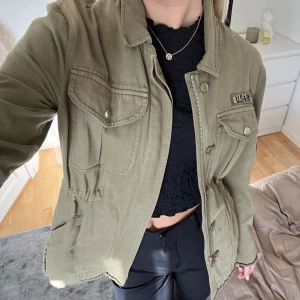 Army jacka - As snygg army jacka från Ciminy Paris, nypris ca 900⚡️ Har en liten fläck på vänsterarmen men ingen man lägger märke till, i övrigt superfint skick🫶🏽🔥