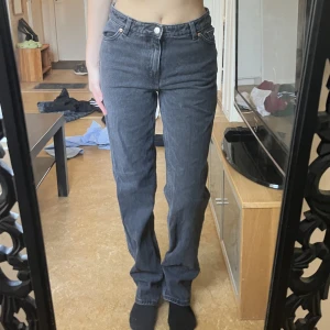 Jeans - Svarta jeans från monki. Väl använda. (Nypris 600kr) 200kr+frakt, alternativt att vi möts upp inom Stockholm.