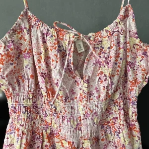 Klänning  - Luftig sommarklänning. Använd 3 gånger. 