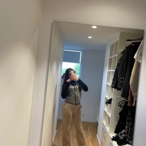 Nike tech fleece - Jättefin Nike tech fleece! Använd några få gånger då den är för liten för mig. Storlek 147 skulle säga en ganska liten xs. Förlängda armar(går att sprätta upp) kan även tänka mig byta mot större storlek☺️🫶