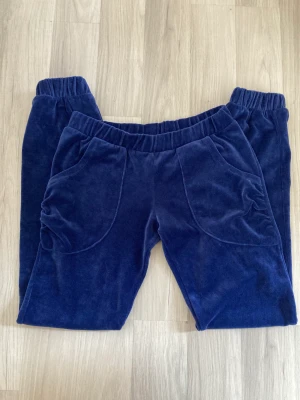 Velour byxor - Juicy couture liknande lågmidjade mörk blå byxor i materialet velour. Jättesköna och fina detaljer i fickorna!⭐️