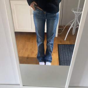 Bootcut jeans från lee som inte kommer till användning. Midja: 35 cm rakt över, innerben: 73 cm. (De är lite uppsydda så längd 33 stämmer inte) Är 158 cm för referens.Skriv vid frågor💗💗🥰