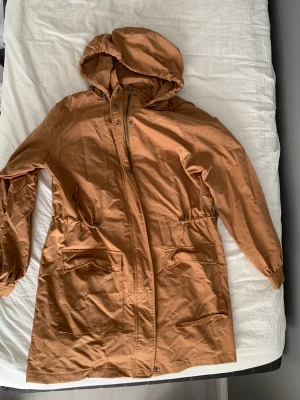 Brunbeige höstjack  - Mysig jacka till hösten mm. Armlängd: 44cm, längd: 85cm