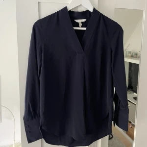 Mörkblå skjorta - Skön och luftig skjorta som faller bra mot kroppen. Nice att ha på finmiddagar eller på jobbet/ i skolan😆💙👔