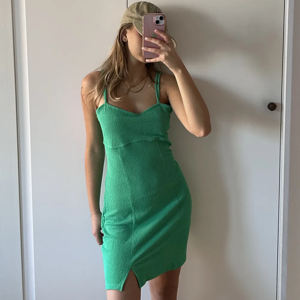 Grön klänning i storlek M, tror den är från H&M. Jag fick den av min syrra men har aldrig använt den. Den är som i nyskick ☺️ Hör av dig om du undrar något!💞. Klänningar.