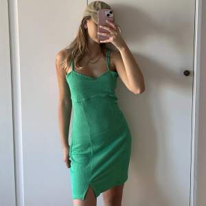 Grön klänning i storlek M, tror den är från H&M. Jag fick den av min syrra men har aldrig använt den. Den är som i nyskick ☺️ Hör av dig om du undrar något!💞