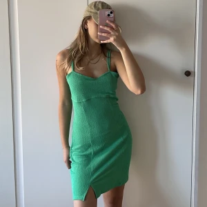 grön klänning - Grön klänning i storlek M, tror den är från H&M. Jag fick den av min syrra men har aldrig använt den. Den är som i nyskick ☺️ Hör av dig om du undrar något!💞
