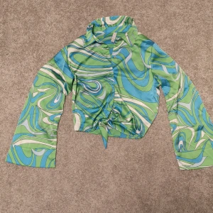 Skjorta - En superfrän skjorta med knytning, vida ärmar och häftigt mönster. Endast använd en gång och som ny. I storlek XS. 