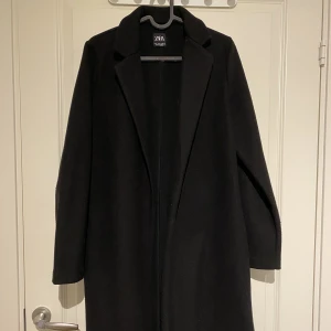 Zara kappa - Fin kappa från Zara, perfekt nu till hösten :) Storlek M, passar mig som brukar ha S/M. Bra skick. Hör av dig vid fler frågor!💕