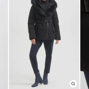 EVA BII PARKA - Hej säljer min dotters vinterjacka nu de ny skick användes ba några gånger storlek s meddela mig om frågor eller bilder 