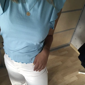 Ljusblå blus - Väldigt söt blus med volangärmar i ljusblå färg. Stretchig och skönt material!💙💙🤠💕