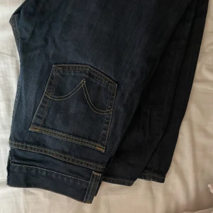 Levis jeans - Snygga straight levis jeans. Midwaist/lowwaist. Säljer då det är för små för mig. Jag har ärvt dom så är osäker på storlek men skulle säga att de passar ungefär 36. De sitter som straight/ flare och har snygga detaljer på rumpan. Og pris ca 1000 kronor 