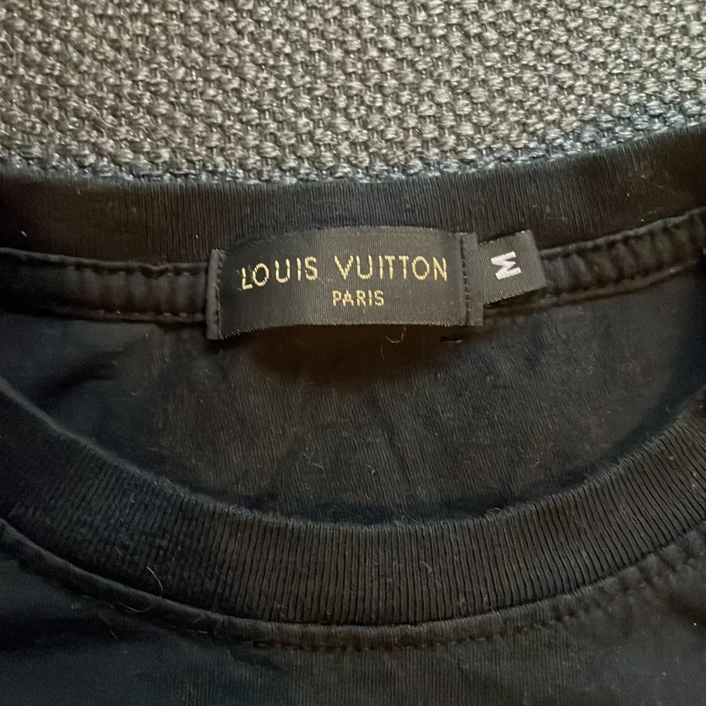 Fake Louis Vuitton tröja  Fint skick använd fåtals gånger.  Storlek M men passar S. T-shirts.