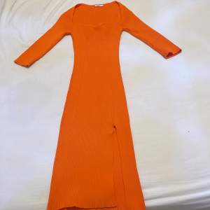 Jätte fin orange klänning som når under knäna, passar st S och M. Har en slit på vänster sida. Knappt använd och är väldigt stretchig och bekväm 
