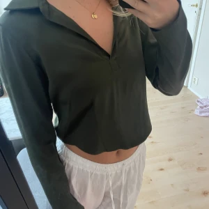 Olivgrön silkes topp - Silkes topp ifrån zara, använd fåtal gånger i bra skick!