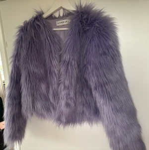 Lila fuskpäls - Lila fuskpäls från Ivyrevel. 