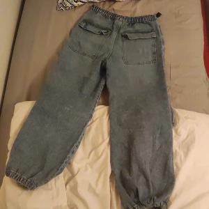 Det är jätteskönt och man kan röra sig i dom det är inte kallt  - Det är bomull