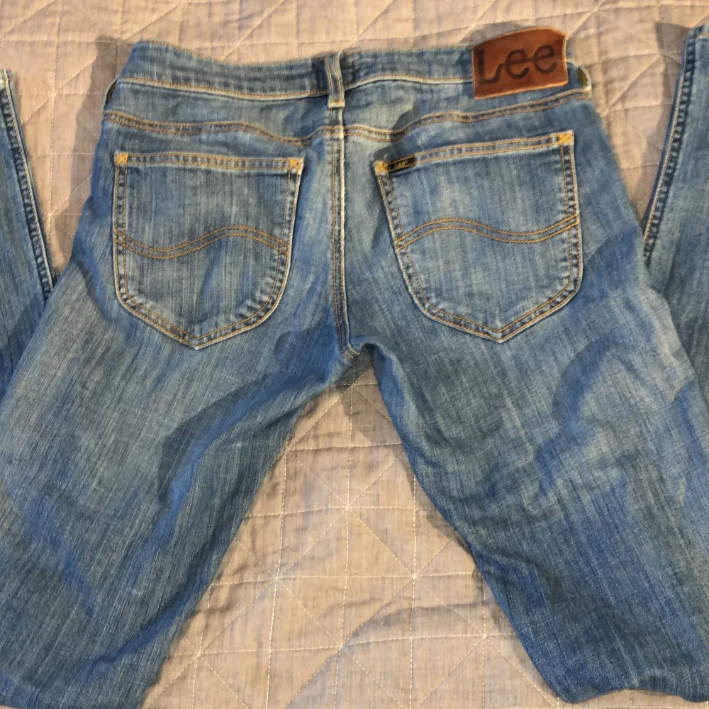 Säljer mina lågmidjade lee jeans dom är köpta på Plick men är i fint stick.💕Storlek W26 L33. Säljer pga av att dom inte kommer till användning.💕Anävnda ca 1 gång men är begagnade.💗. Jeans & Byxor.