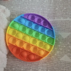 Rainbow pop-it - Säljer en regnbågs pop-it pga att jag inte använder den längre^^