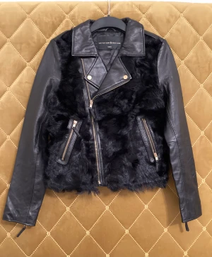 BikBok Mary Kate & Ashley Olsen  - Äkta skinnjacka med äkta lamm päls på framsidan från BikBok limited edition Mary Kate & Ashley. Strl S (liten i strl, känns mer som XS), guld detaljer, aldrig använd. Köparen står för frakt 