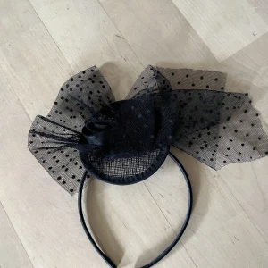 Diadem  - Svart diadem med detalj