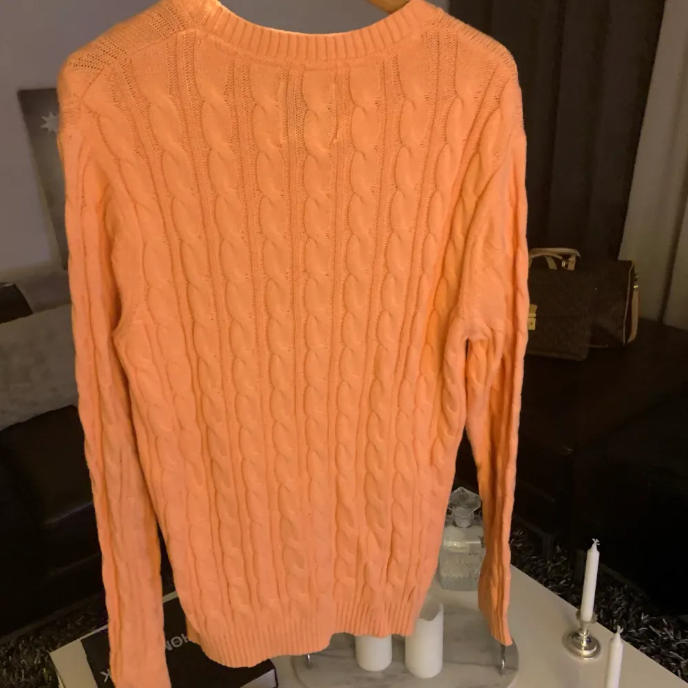 Stickad tröja i färgen orange. Nyskick. Tröjor & Koftor.