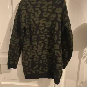 Leopardmönstrad tröja svart/mörkgrön strl 34/36, sparsamt använd 