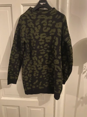 Stickad oversize tröja - Leopardmönstrad tröja svart/mörkgrön strl 34/36, sparsamt använd 