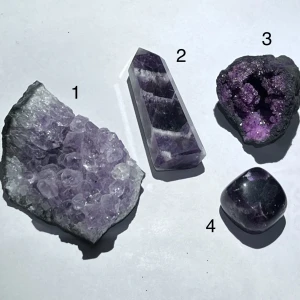 ametist kristaller - några fina ametist kristaller 💜 har ingen kunskap om kristaller så kan inte korrekt nämna typerna. det jag vet är att 1, 2, och 3 är ametist och den 4de vet jag inte - men den är lila, så det matchar! 1: 90kr 2: 40kr 3: 20kr 4: 20kr - eller alla för 140kr