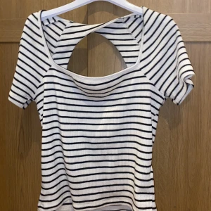 Gina tricot öppenrygf tröja  - Säljer min tröja från Gina. Den är randig som man ser på bilden och typ cropad. Den har öppenrygf ish och är väldigt fin på under sommaren. Säljer tröjan för 50kr i storlek M🥰kontakta mig för mer frågor.