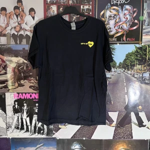 Vintage T-shirt  - Perfekt för dig som ogillar människor och vill visa de utan o behöva säga de:) tyvärr sprickor i trycket men jätte bra Cond. dm vid frågor:)