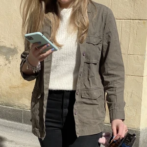 Olivgrön skjortjacka - Olivgrön skjortajacka från ginatricot. Den är så fin och passar till allt. Har köpt en liknande, så den kommer inte till användning längre💗