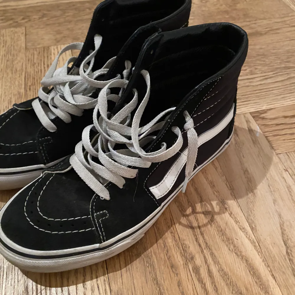 Säljer dessa jättesnygga vans! Köpta för ett år sedan men bara väldigt sparsamt använda då de är för små för mig. Nypris 999kr mitt pris 500 kr eller kom med förslag. Frakt tillkommer🥰. Kengät.