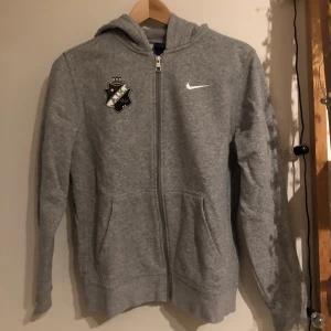 AIK hoodie - En ljusgrå Nike AIK hoodie. Egentligen junior storlek L men passar även en xs. Kommer inte till användning nå mer. Skriv vid frågor eller för fler bilder 🤍