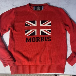 Morris tjocktröja - Tjocktröja i mycket bra skick. Storlek är XL, passar bra som L.