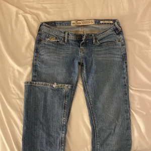 hollister low jeans - säljer mina lågmidjade jeans från hollister då de har blivit små och åker ner när jag går. 