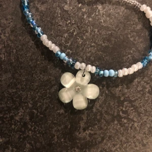Flower necklace (blue) - NY! Halsband med blå blomma från small business i USA (Etsy) 