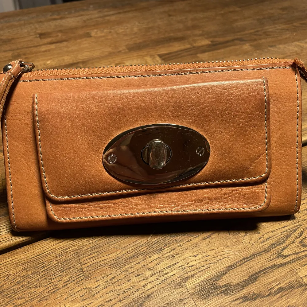 Plånbok i äkta läder, storlek 20x10 cm, James Lakeland. Väskor.