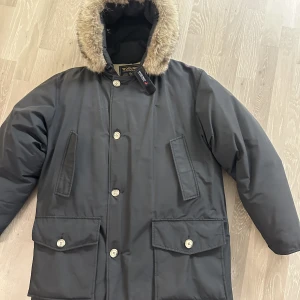 WOOLRICH ARCTIC PARKA - Nypris: 9000kr Skick: 9/10 Storlek: L  Pris: 4 400kr