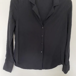 Svart skjorta från Gina  - Skjorta blus från Gina fint skick strl 34  Svart  FRI FRAKT FRAM TILL SÖNDAG KVÄLL!!! 🤩☀️🤗