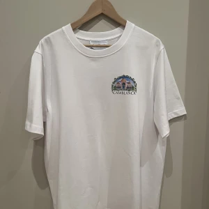 Casablanca T-shirt - Hej! Säljer nu denna tvärfeta tröjan då den var för liten för mig. Köpt nyligen på NK för 2900kr men mitt pris är 2100. Endast använd en gång när den provades. Skriv vid frågor :)