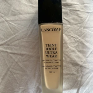 Oanvänd foundation  - Oanvänd foundation. Endast testat ett pump. Köpte denna för 500 på ålhens då de var fel färg kan ja inte lämna tillbaka. Säljer för 200