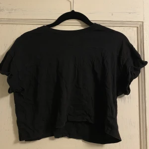Svart croptop - Svart croptop. Bra skick. Strl xs/s
