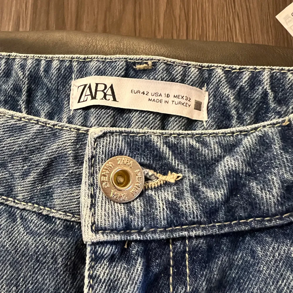 Jeans från Zara, aldrig använda. Köparen står för frakt. . Jeans & Byxor.