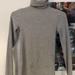 POLO TRÖJA - Otorligt snygg turtleneck som jag säljer då den tyvärr inte kommer till användning längre!! Den sitter snyggt och är i gott skick!! Priset är diskuterbart och det är bara komma PM för fler bilder och använd gärna köp nu!🌟