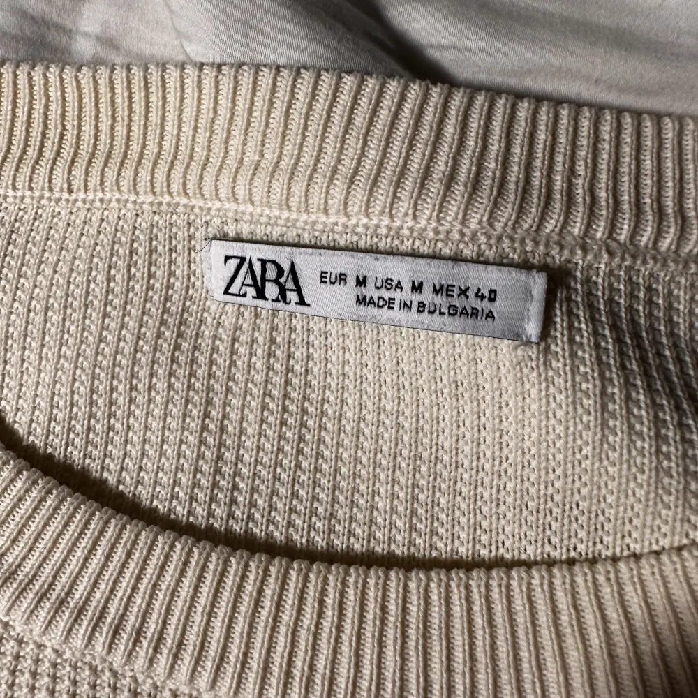 Stickad beige tröja från zara i bra begagnat skick. Storlek medium, säljer då den är för liten i ärmarna. Kan skickas eller mötas upp i Umeåområdet.. Stickat.